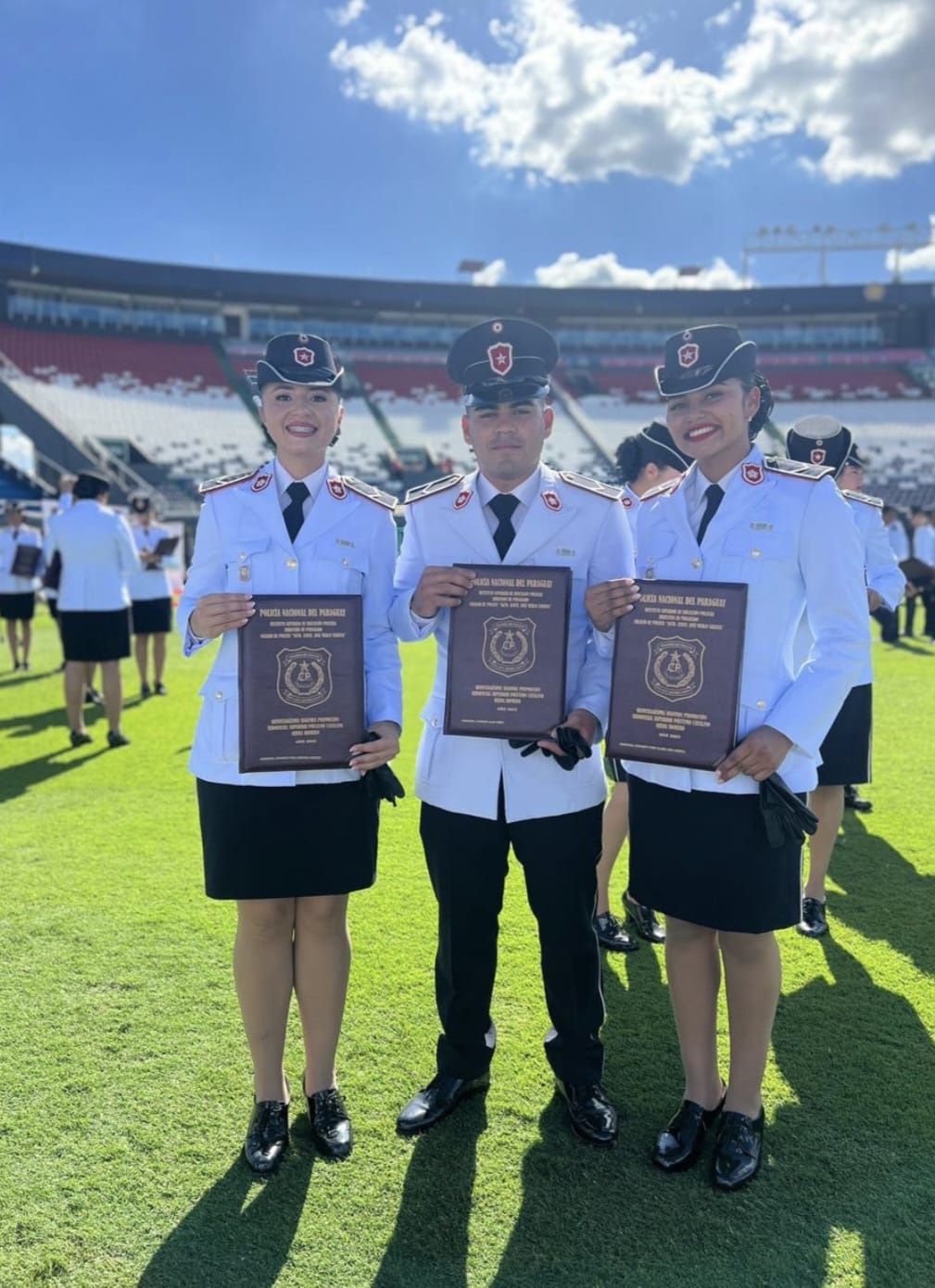 Tres alumnos egresados de Santa Rosa de Lima con uniforme de la Policía Nacional