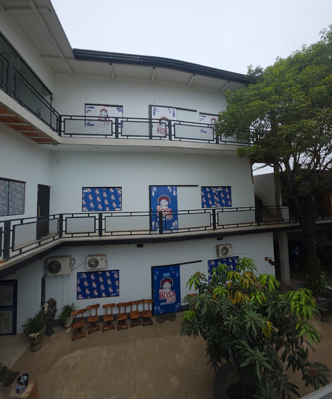 Fachada de la sede del Cursillo Santa Rosa de Lima en Capiatá